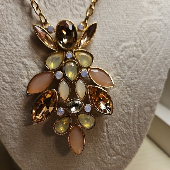 Elegant Gold and Pink Necklace - Picture 5 of 5